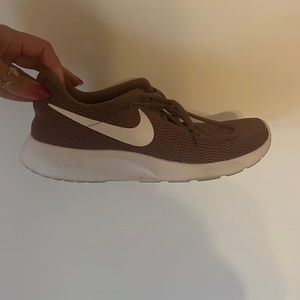 Nike Tanjun Tennis Shoes